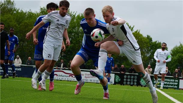 Fußballer kämpfen auf dem Fußballplatz um den Ball