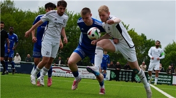 Fußballer kämpfen auf dem Fußballplatz um den Ball