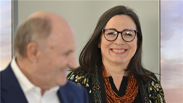 Bregenzer Festspiele 2026 und 2027 mit „La Traviata“ Die designierte finnische Intendantin Lilli Paasikivi (r.) und Hans-Peter Metzler, Festspielpräsident.