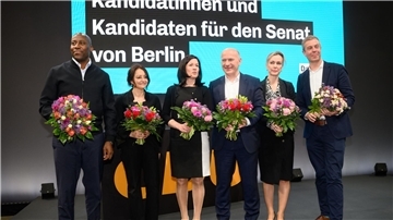 Die designierten Senatorinnen und Senatoren der CDU für Berlin: Joe Chialo (l-r, Kultursenator), Felor Badenberg (Justizsenatorin), Katharina Günther-Wünsch (Bildungssenatorin), Kai Wegner (Regierender Bürgermeister), Manja Schreiner (Verkehrssenatorin) und Stefan Evers (Finanzsenator).