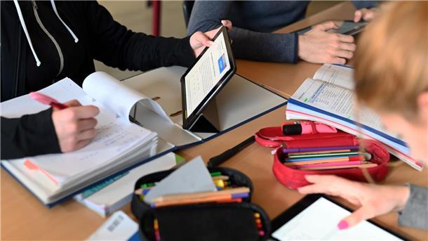 Die Deutsch-Leistungen von Schülerinnen und Schülern haben sich verschlechtert.