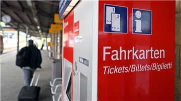Ein Fahrkartenautomat steht am Bahnsteig.