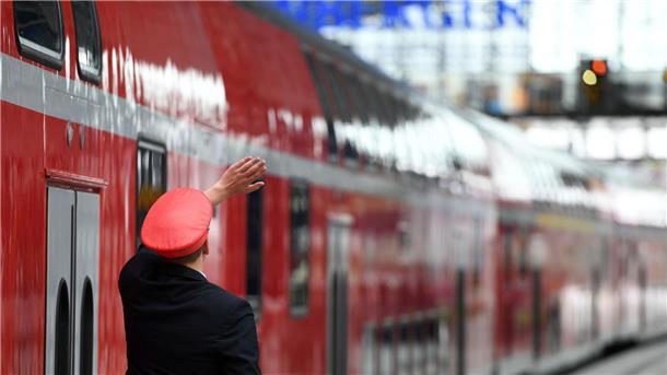 Umfrage: Gewalt gegen Bahn-Mitarbeiter ist verbreitet Die Deutsche Bahn will den Einsatz von Bodycams ausweiten.