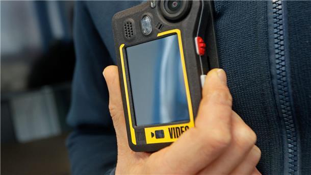 Bahn setzt wegen Gewalt gegen Beschäftigte auf Bodycams Die Deutsche Bahn will der steigenden Zahl von Angriffen auf ihre Mitarbeiterinnen und Mitarbeiter mit Körperkameras begegnen (Symbolfoto).