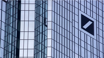 Die Deutsche Bank in Frankfurt verwies auf Anfrage auf ein nach wie vor „deutlich erhöhtes Aufkommen an Anfragen und Aufträgen“ der Kundschaft.