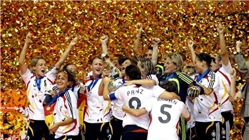 Die Deutsche Frauenfußball-Mannschaft feiert ihren Sieg im FIFA Women’s World Cup 2007 in Shanghai.