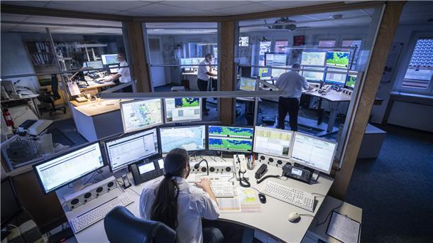 Rettungsleitstelle mit mehreren Arbeitsstationen