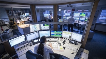 Rettungsleitstelle mit mehreren Arbeitsstationen