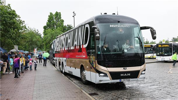 Mehr Züge und Sonderangebote: Fans sollen mit der Bahn zu den EM-Spielen reisen Die deutsche Nationalmannschaft reist zu den EM-Spielen nicht mit der Bahn, sondern mit dem Bus.