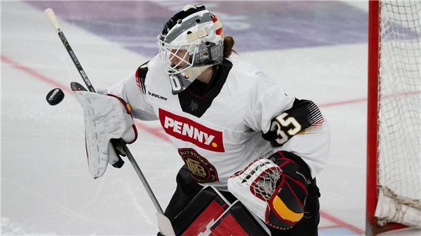 Eine Eishockeyspielerin spielt im Tor.