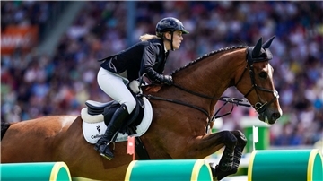 Die deutsche Springreiterin Janne Friederike Meyer-Zimmermann auf dem Pferd Messi.