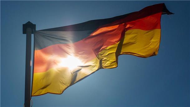 Wie viel mehr verdienen Beschäftigte in Westdeutschland? Die deutsche Wiedervereinigung wurde am 3. Oktober 1990 vollendet. Auch dreieinhalb Jahrzehnte später sind die Einkommen in den alten Bundesländern jedoch immer noch höher. (Symbolbild)