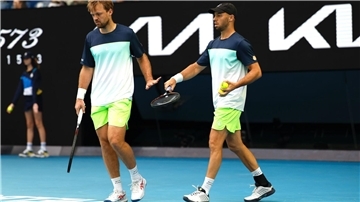 Die deutschen Doppelspieler Kevin Krawietz (l) und Tim Pütz sind im Halbfinale ausgeschieden