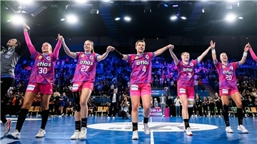 Sieg als Mutmacher: WM-Kurs der Handballerinnen stimmt Die deutschen Handballerinnen bejubeln den 27:22-Sieg gegen die Niederlande.