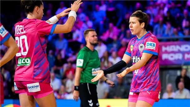 Starker WM-Test: Handballerinnen besiegen die Niederlande Die deutschen Handballerinnen bejubeln ihren Sieg gegen die Niederlande.