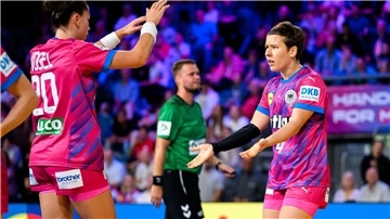 Starker WM-Test: Handballerinnen besiegen die Niederlande Die deutschen Handballerinnen bejubeln ihren Sieg gegen die Niederlande.