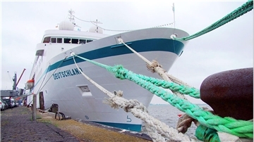 Das Kreuzfahrtschiff "Deutschland" liegt vertäut im Hafen von Bremerhaven