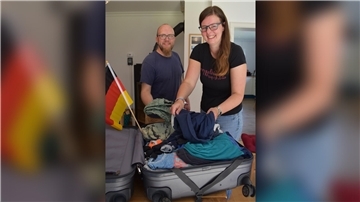 Ein Mann und eine Frau packen Koffer.