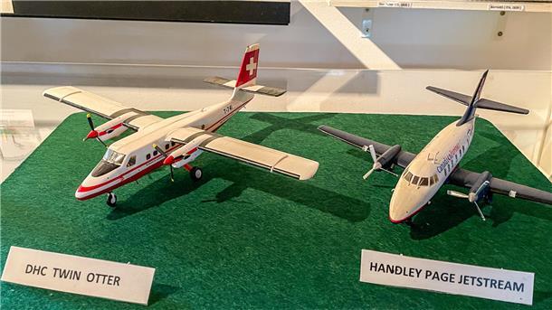 Zwei Modellflugzeuge stehen nebeneinander