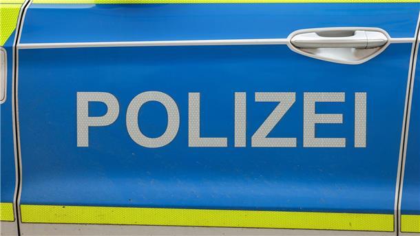Diebesgut im Wert von 100.000 Die Diebesbande hatte neben Pflanzenschutzmittel und Werkzeug auch mehrere Aufsitzrasenmäher gestohlen (Symbolbild).