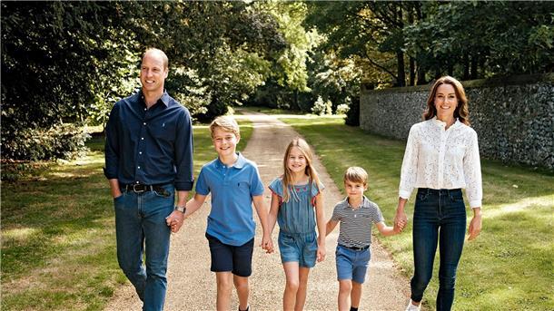 William zeigt sich auf Weihnachtskarte im Freizeitlook Die diesjährige Weihnachtskarte der Royals zeigt Prinz William und seine Frau Kate mit ihren Kindern. Trotz seiner neuen Rolle als britischer Thronfolger gibt sich William mit seiner Familie betont locker und nahbar.