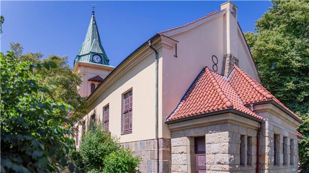 Die Dionysiuskirche wirkt auf liebenswerte Art wie eine Dorfkirche, aber sie war und ist im stetig verändernden Stadtbild Bremerhavens ein Bezugspunkt.