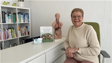 Frau in Praxis