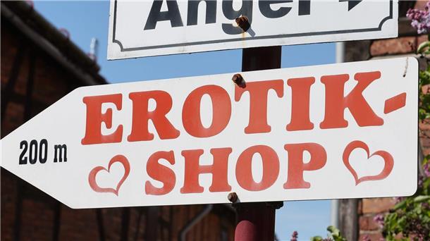 Was Sexshops über den Wandel im Osten erzählen Die Direktorin des Zeitgeschichtlichen Forums in Leipzig, Uta Bretschneider, ist in den vergangenen Jahren gemeinsam mit dem Historiker Jens Schöne durch Ostdeutschland gereist und hat Interviews mit Sexshop-Betreibern geführt. Das Ergebnis erschien als Buch unter dem Titel „Provinzlust“.