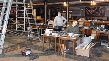 Die Diskothek Janssens Tanzpalast in Lüdingworth ist eine Großbaustelle. Eric Janßen (links) schaut Dennis Stelling über die Schulter, der LED-Lampen für die nagelneue Lichttechnik verlötet. Foto: 