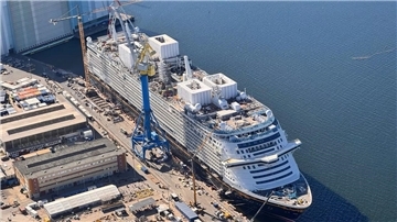 Ein Kreuzfahrtschiff liegt an der Ausrüstungskaje in Wismar. 