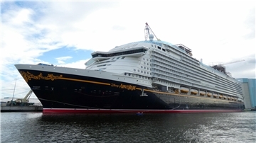 Kreuzfahrtschiff in einem Hafen: Die „Disney Adventure“ soll Anfang September nach Bremerhaven überführt werden. Dort wird das Kreuzfahrtschiff an der Lloyd Werft für den weiteren Einsatz vorbereitet.
