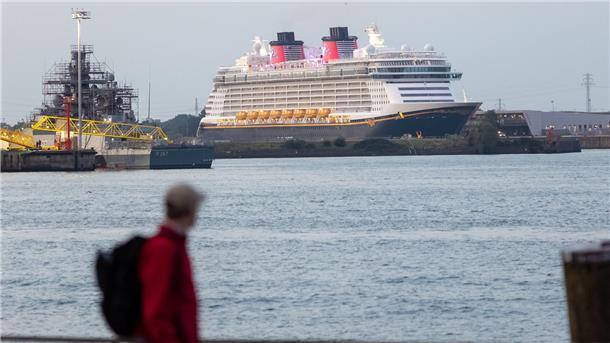 Kreuzfahrtschiff „Disney Dream“ in Hamburg angekommen Die „Disney Dream“ läuft den Hamburger Hafen erstmals anlässlich einer Reise an.
