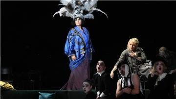 Die Diva, der sich kein Mann nähern darf, die Richterin über Leben und Tod: Agnes Selma Weiland stellt in der Titelpartie der "Turandot" den Bewerbern um ihre Hand schwierige Rätsel - nur wer sie löst, darf weiterleben. Hier in einer Szene mit Victoria Kunze als Rivalin Liù, Ulrich Burdack (Timur), Chor und Extrachor, Foto: Heiko Sandelmann