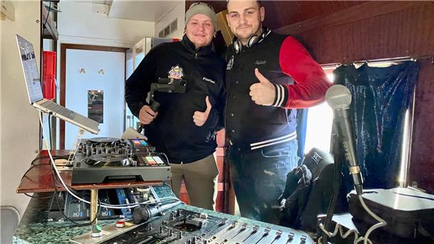 Liveticker: Pinguins-Sonderzüge erreichen Köln Die DJs Florian (links) und Crizzy Dee sorgen im Partywagen im Zug eins für die passende Musik.