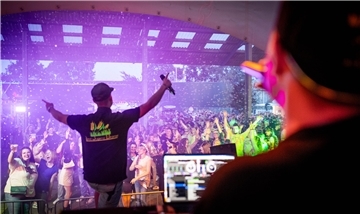 Die DJs von Requless & Starlight Entertainment haben der Menge ordentlich eingeheizt.