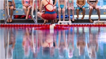 Kinder nehmen während der Auftaktveranstaltung zur Aktion «Bayern schwimmt» an einem Schwimmkurs teil.