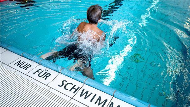 Die DLRG hat 2024 bundesweit so viele Schwimmabzeichen vergeben wie seit zehn Jahren nicht. (Archivbild)