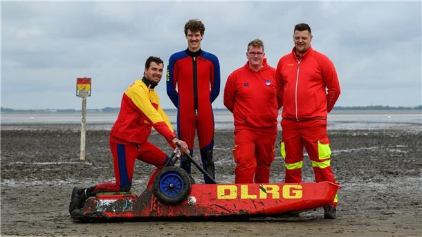 Die DLRG-Ortsgruppe Varel übt regelmäßig mit ihrem Rettungs-Schlickschlitten. 