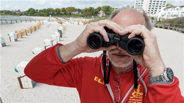 Mehr Einsätze für Rettungsschwimmer an Nord- und Ostsee Die DLRG-Rettungsschwimmer kommen in der laufenden Saison schon auf über 200 Rettungseinsätze im Wasser - in der gesamten Saison 2023 waren es 244. (Archivbild)