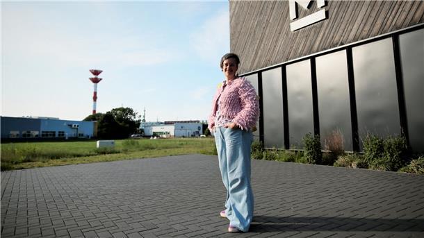 Felicitas Blanck steht vor dem Depot des Deutschen Schifffahrtsmuseums in Bremerhaven.