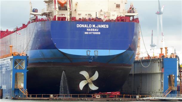 Frachter lag bei der Lloyd Werft Bremerhaven - Reparatur in Portugal  ein Schiff liegt in einem Dock einer Werft