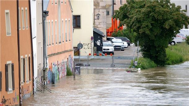Bange Stunden an der Donau - Weitere Tote in Bayern entdeckt Die Donau fließt in der Altstadt von Regensburg an den Häusern entlang.