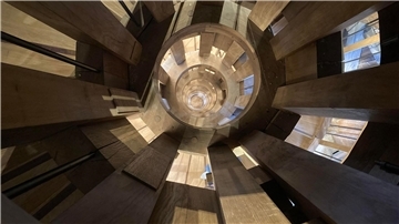 Die doppelläufige Wendeltreppe im Südturm: Ein Lauf führt hinauf, der andere hinunter, sodass sich die Besucher nie begegnen. 
