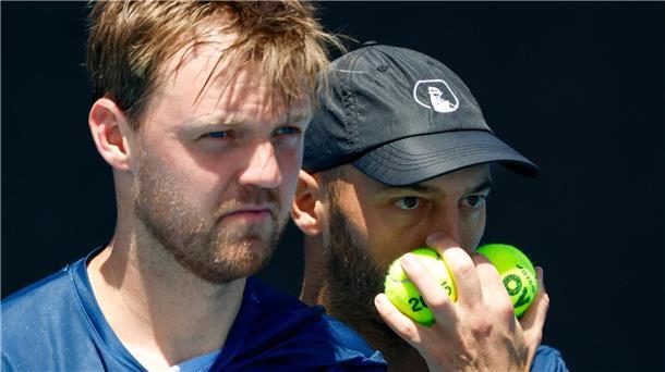 Die Doppelspieler Kevin Krawietz (l) und Tim Pütz erreichen das Viertelfinale bei den Australian Open