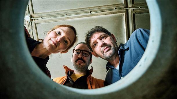 „Das Schweigen der Esel“: Ein Kopf liegt im Suppentopf Die Dorfpolizistin Sophie Landner (Julia Koch, l-r), Ellmer (Julian Sark) und Scheffknecht (Klaus Windisch) von der Mordkommission untersuchen eine Leiche.