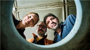 Die Dorfpolizistin Sophie Landner (Julia Koch, l-r), Ellmer (Julian Sark) und Scheffknecht (Klaus Windisch) von der Mordkommission untersuchen eine Leiche.