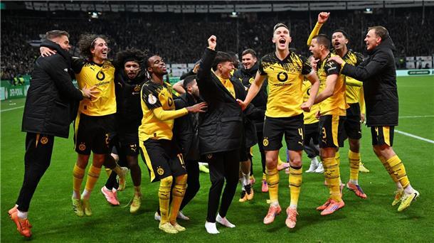 Kovac trifft Krisen-Wagner: „Gibt zwei Arten von Trainern“ Die Dortmunder Spieler jubeln nach ihrem Pokal-Kraftakt in Frankfurt.