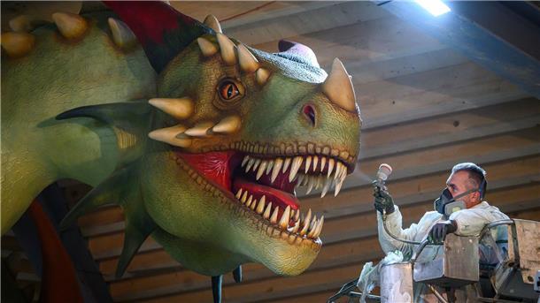 Montage eines großen dreiköpfigen Drachen im Harz Die Drachenfigur hat drei Köpfe.