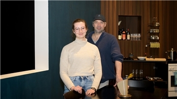 Die Dramaturgin Elisabeth Kerschbaumer und der Regisseur Niklas Ritter sind ein harmonisches Team - ganz anders als die Familie und Freunde, die in dem Stück „Ein großer Aufbruch“ aufeinandertreffen.