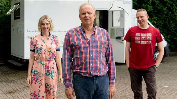 Axel Milberg gewinnt als Dragqueen das Quotenrennen Die Dreharbeiten für den Film mit Kim Riedle (v.l.n.r.), Axel Milberg und Piotr J. Lewandowski begannen bereits im Sommer 2021.